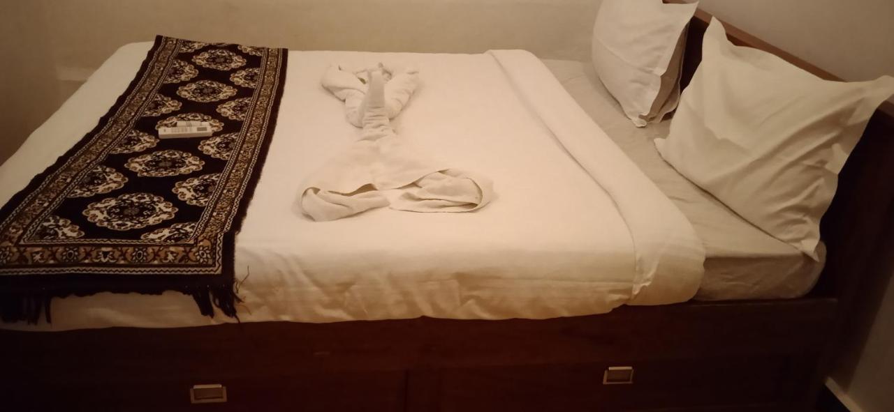 French Rivera Guest House Puducherry Eksteriør billede